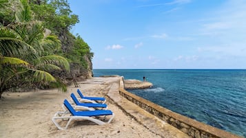 På stranden, snorkling, kajakroning
