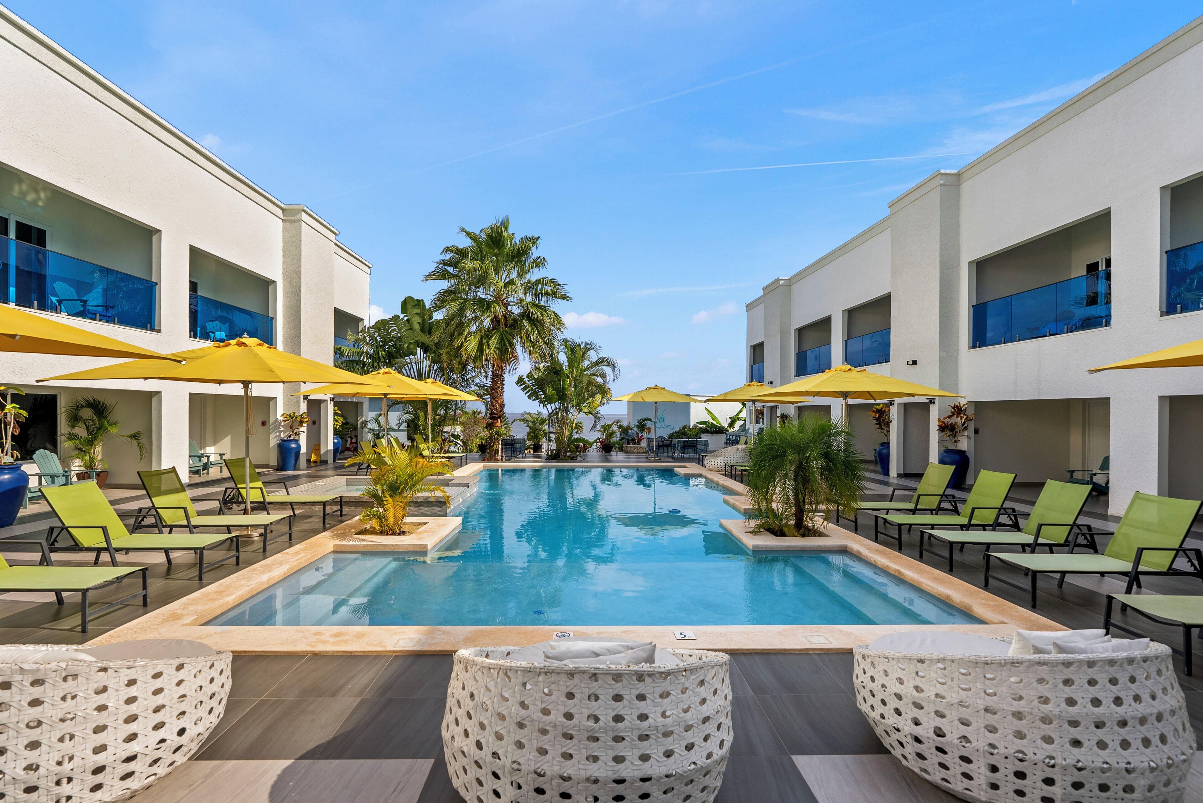 2 piscinas al aire libre, camas de piscina gratis