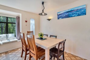 Dining - Ponsonby Holiday Home Near The City (Auckland)