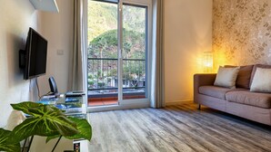 Deluxe Apartment, 1 Bedroom, Patio | Living room