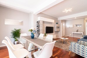 Apartamento familiar, 3 habitaciones, patio | Sala de estar | Televisión de pantalla plana de 55 pulgadas con canales por cable