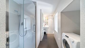 Bañera, secador de pelo, toallas y champú