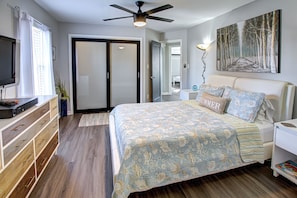 2 bedrooms, desk, iron/ironing board, free WiFi - Fully remodeled 2BR! Pet Friendly Walk to beach-1 block; mins. to Cedar Point! (Port Clinton)