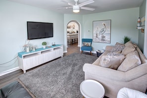 Smart TV, fireplace, DVD player, books - Fully remodeled 2BR! Pet Friendly Walk to beach-1 block; mins. to Cedar Point! (Port Clinton)