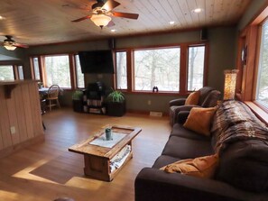 Una televisión, un reproductor de DVD, un reproductor estéreo