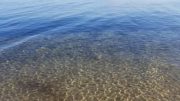 Na praia, espreguiçadeiras, toalhas de praia
