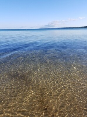 En la playa, camastros y toallas de playa