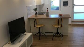 Frigorifero, piano cottura, bollitore elettrico, tostapane