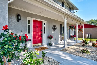Hot Tub, Pool, Game Room & Mini Golf + 2 King Beds, Fun For the Whole Family!