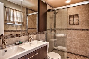 Ensemble baignoire-douche, séchoir à cheveux, serviettes fournies, savon