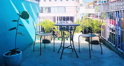 Vibrant boutique Suite near beach, good eats & shops .