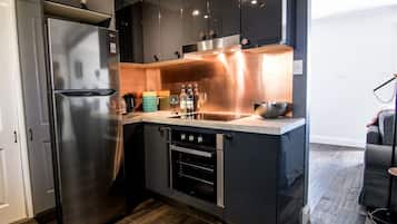 Réfrigérateur, micro-ondes, four, plaque de cuisson