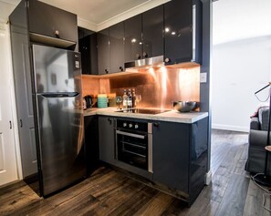 Fridge, microwave, oven, stovetop - Harmonica - unique modern chic apartment (Katoomba)