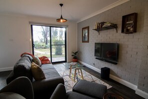 TV, Netflix, streaming services - Harmonica - unique modern chic apartment (Katoomba)
