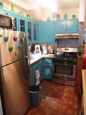 Réfrigérateur, four à micro-ondes, un four, surface de cuisson