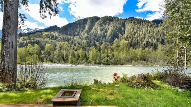 Unclassified image, 1 of 33, button - Relaxing home with an unsettling river bank. (Baring)