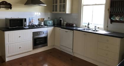 Fully equipped, centrally located and close to Armidale Hospital