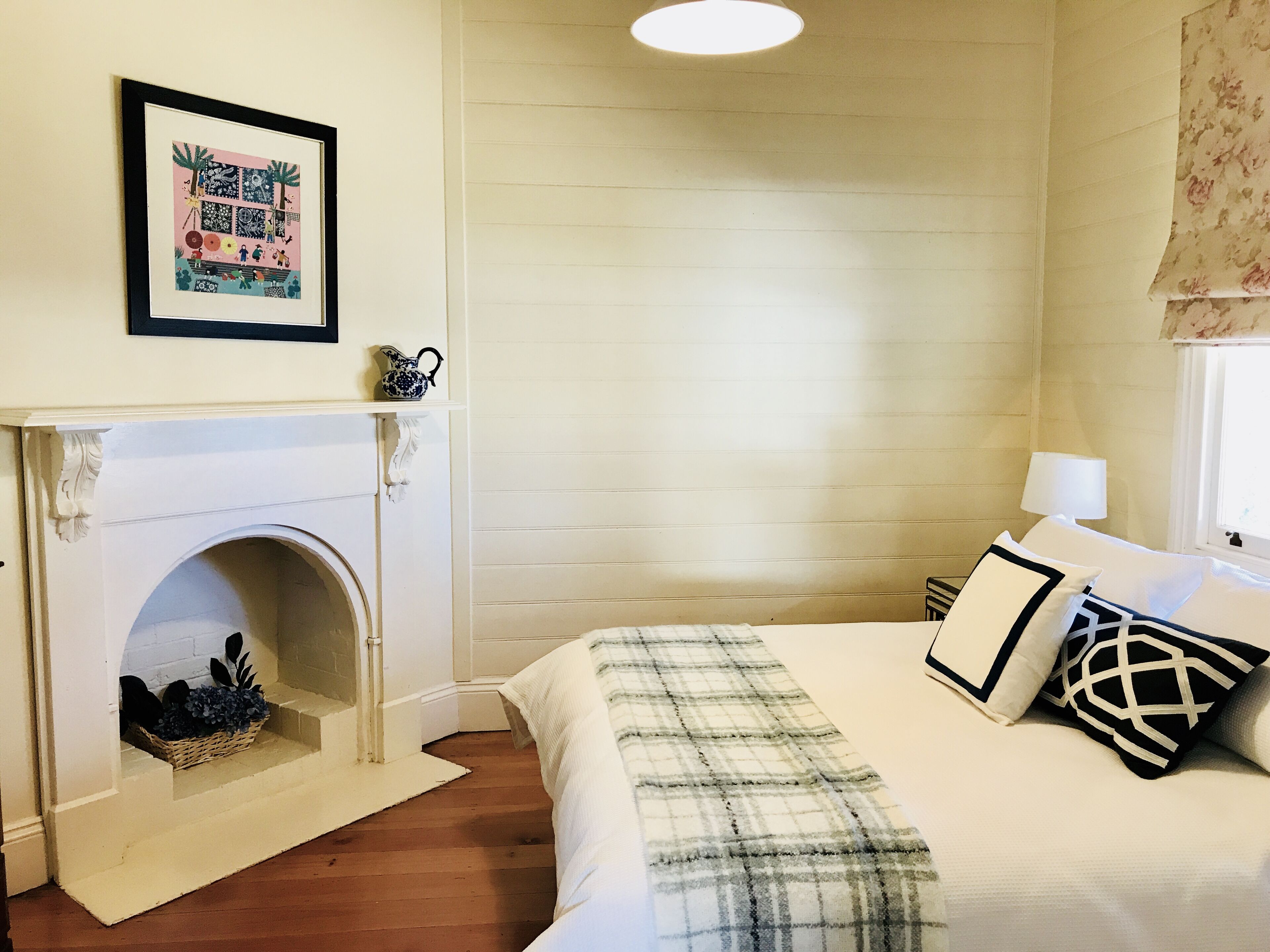 4 habitaciones, escritorio y tabla de planchar con plancha 