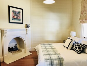 4 chambres, bureau, fer et planche à repasser, lit parapluie