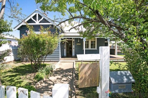 Fully equipped, centrally located and close to Armidale Hospital