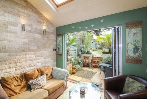 Central townhouse with hot tub jacuzzi bath and 3D TV room