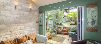 Sentralt rekkehus med boblebad med boblebad og 3D-TV-rom