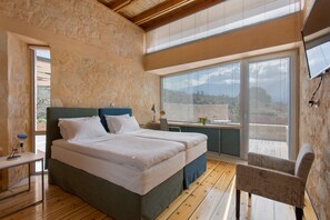 4 bedrooms, desk, iron/ironing board, travel crib