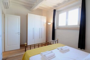 2 chambres, fer et planche à repasser, lit de bébé portatif