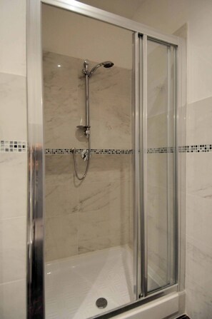 Shower, hair dryer, bidet, towels - LA CUPOLA apartment with a view of the cathedral, it feels like touching it! (Firenze)