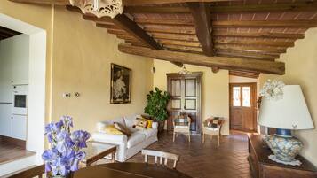 TV connectée, baby-foot, table de tennis de table, livres