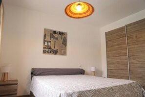 3 室のベッドルーム、アイロン / アイロン台、旅行用ベビーベッド、WiFi (無料)
