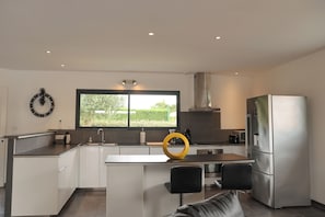 Fridge, microwave, oven, stovetop - NEW VILLA WITH HEATED POOL (Messanges)