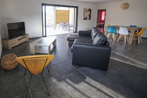 TV - NEW VILLA WITH HEATED POOL (Messanges)