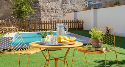 Fabulous House with Private Garden and Pool. San Nicolas