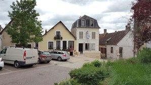Una calle residencial con coches aparcados y casas.