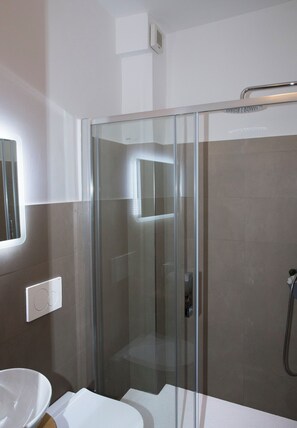 Een douche, een haardroger, badjassen, een bidet