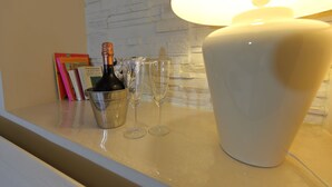 Una mesa con una botella de champán, dos copas de champán y un balde de metal.