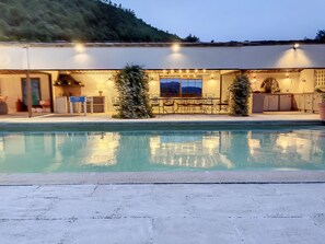 حمّام سباحة خارجي، حمّام سباحة مُدفَّأ