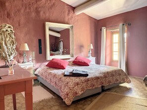 7 عدّة غرف نوم وخزنة داخل الغرفة ومكواة/لوح كي وسرير سفر