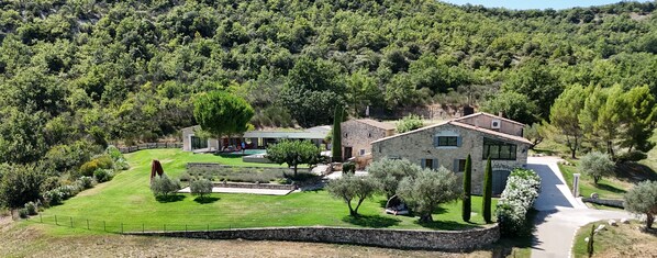 المنشأة من الخارج