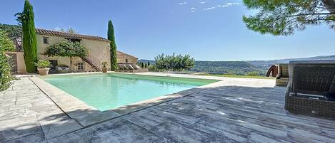 Alberca al aire libre y alberca climatizada