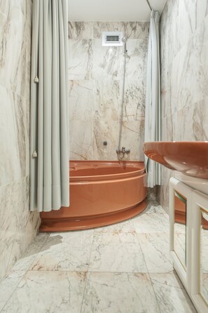 Bathtub, hair dryer, towels - Retiro II-Cozy apartment located in the Retiro (Madrid)