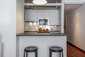Frigorífico, microondas, horno y placa de cocina
