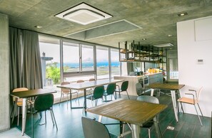 Café da manhã com pratos da culinária local grátis todos os dias