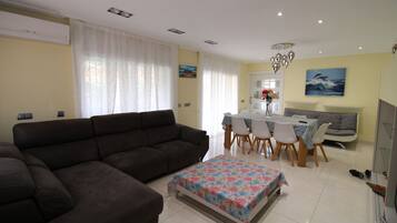 Una televisión, un reproductor de DVD, una mesa de tenis de mesa