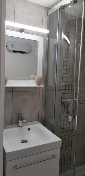 Shower, hair dryer, soap, toilet paper - BANDOL - Seaside - Beautiful Apartment - all Comfort - Air Conditioning-Wifi... (Bandol)