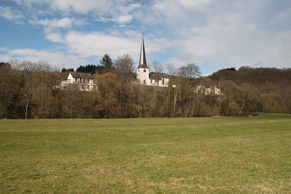 die 3 Denkmäler auf dem kirmutscheider Felsensporn - links die "Alte Schule"