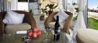 Bungalow dans un endroit très calme avec vue imprenable sur la mer et piscine chauffée