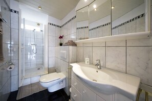 Badewanne, Haartrockner, HandtĂŒcher, Seife