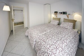 2 Schlafzimmer, Schreibtisch, BĂŒgeleisen/BĂŒgelbrett, Reisekinderbett